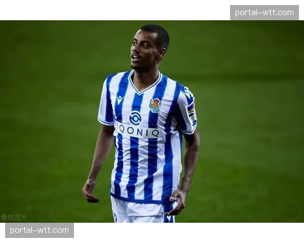 “我们像一台机器”——通讯报道皇家社会更衣室，揭秘其稳固防守的团队精神基础。