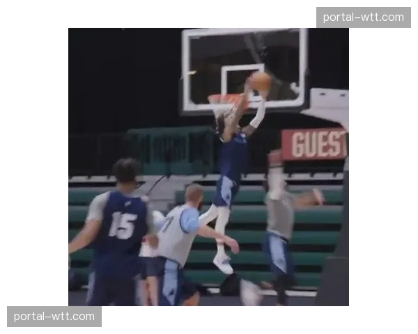 灰熊队莫兰特社交媒体发布训练视频，展示休赛期增肌成果。