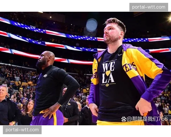 报道：季后赛临近，各队录像分析室彻夜研究对手破高位压迫的战术发起习惯